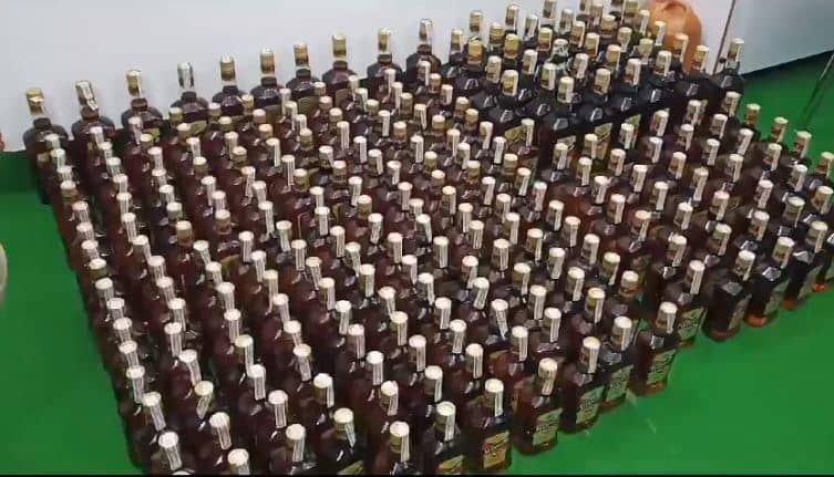दुमका पुलिस ने भारी मात्रा में अवैध शराब की खेप किया जब्त, बिहार में खपाने की थी चाल