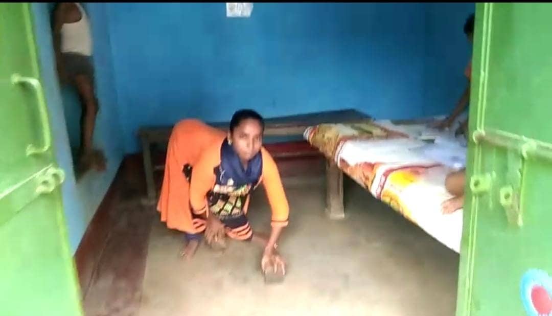 देवघर:दिव्यांग सरिता दूसरों के हौसलों को दे रही है पंख, मुफ्त में बच्चों और महिलाओं के बीच जगा रही है शिक्षा का अलख