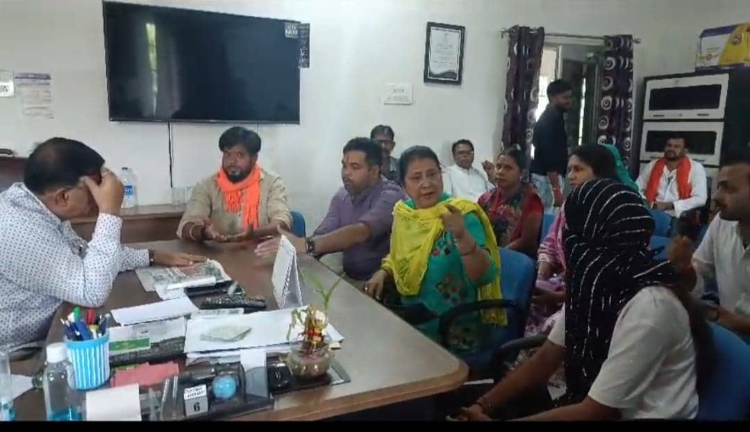 सिंदरी कॉलेज के प्रोफेसर ने नामांकन के बदले छात्रा से मांगी "प्यार की मिठाई", शिक्षा के मंदिर को किया शर्मसार,जानिए फिर क्या हुआ