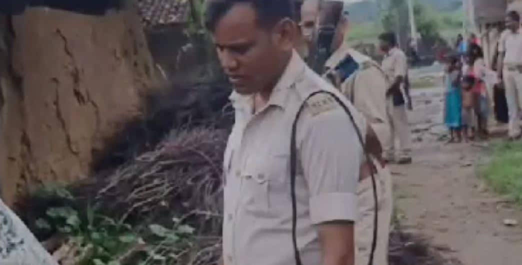 गढ़वा में अवैध शराब बनाने का धंधा जोरों पर, दर्जनों शराब भट्टी और 25 क्विंटल जावा महुआ किया नष्ट 