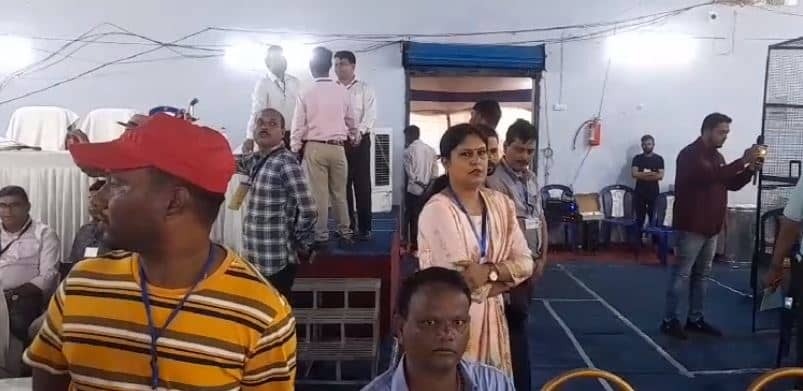 डुमरी उपचुनाव को लेकर मतगणना कार्य जारी, आज बेबी देवी और यशोदा के भाग्य का होगा फ़ैसला