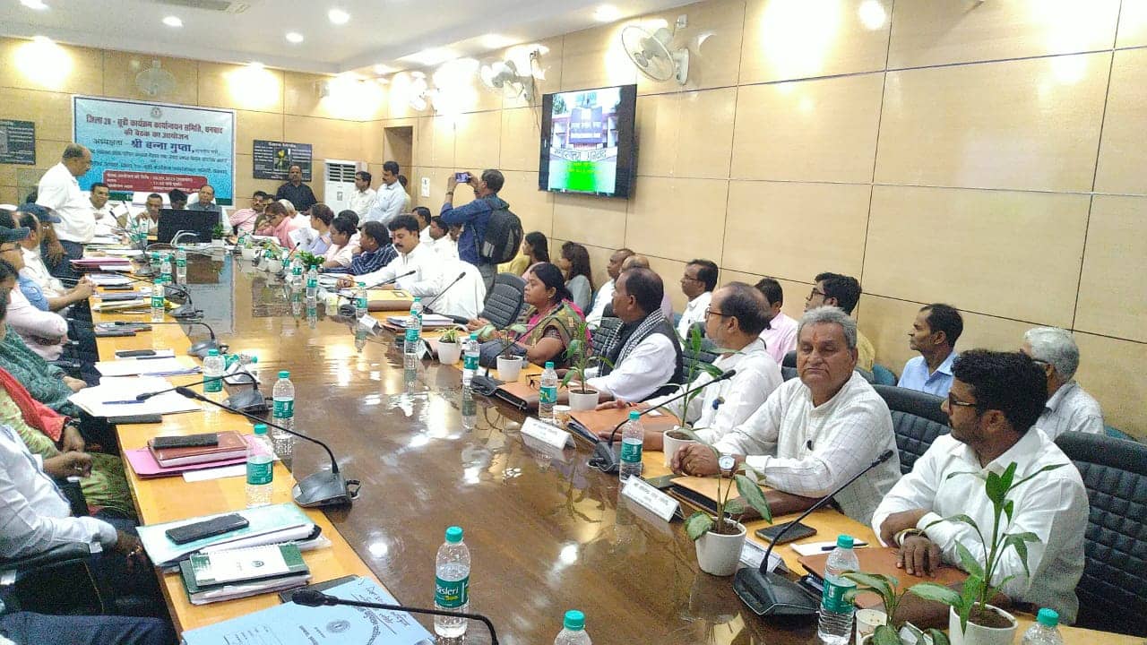 बीस सूत्री की बैठक: "काले हीरे" की लूट पर भिड़े विधायक और सदस्य लेकिन "सोने" की लूट पर सब रहे चुप 