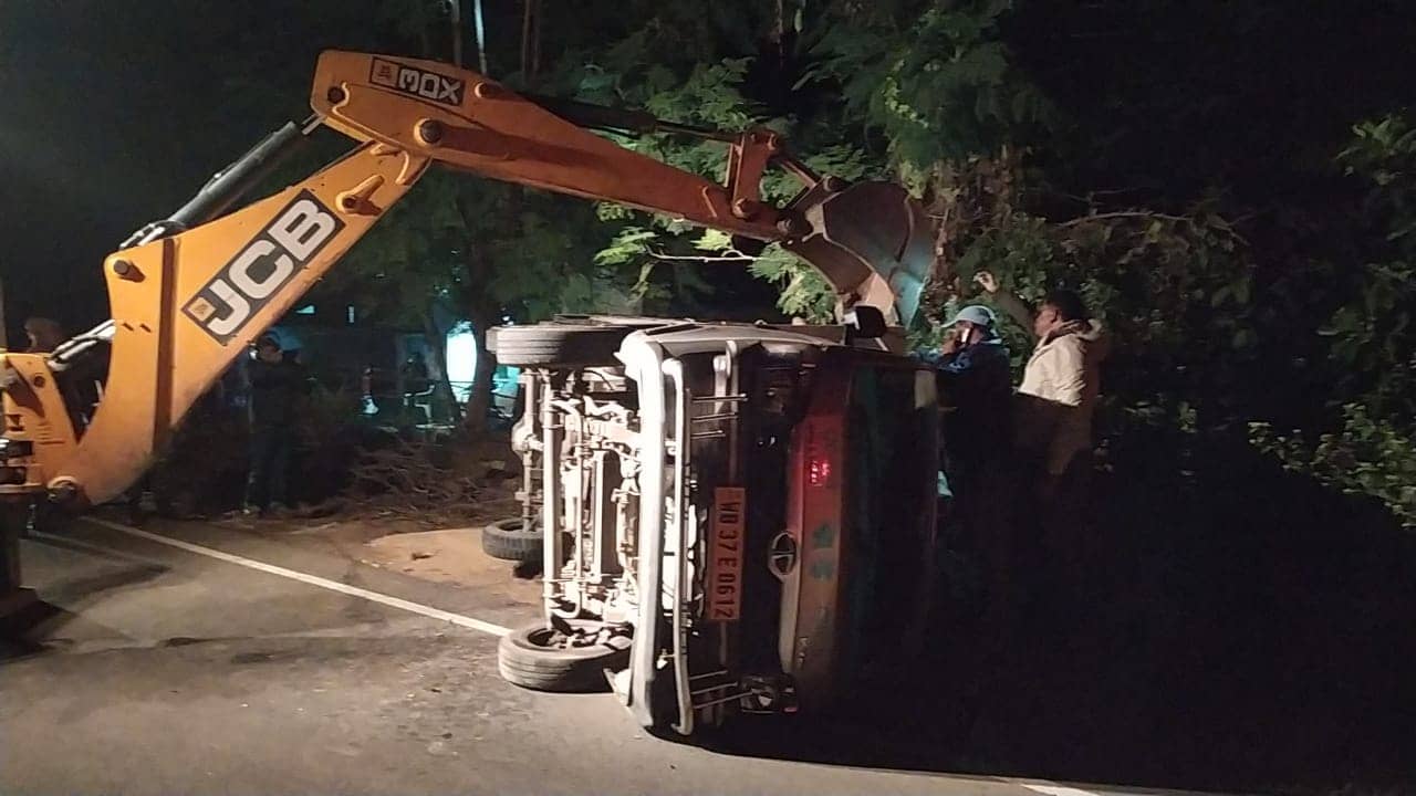 विस्फोटक लदा पिकअप वैन दुर्घटनाग्रस्त , मोके से फरार हुआ ड्राइवर और खलासी