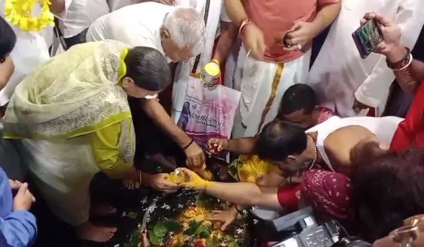 लालू और राबड़ी पहुंचे बाबा दरबार, बाबा बैद्यनाथ से अमन चैन और खुशहाली की कामना की