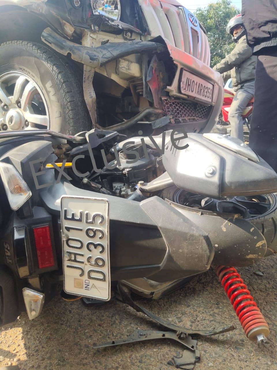 स्कॉरपियो और स्कूटी में जोरदार टक्कर, एक की मौत, दो घायल 