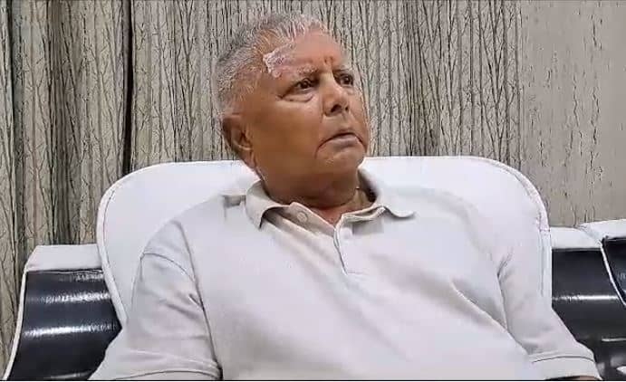 बाबा दरबार में भी बीजेपी पर तंज कसने से लालू नहीं आये बाज, जानें बाबा से क्या मांगा आशीर्वाद