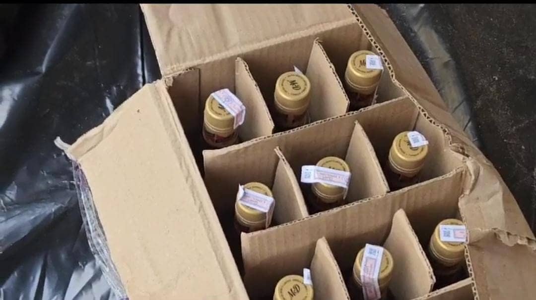 गोपालगंज में 40 लाख की अवैध शराब बरामद, देखें कैसे पुलिस को चकमा देने के लिए दवा की आड़ में हो रही है तस्करी   