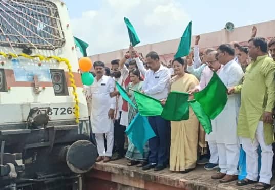 गिरिडीह के रेल यात्रियों को बड़ी सौगात, केंद्रीय मंत्री अन्नपूर्णा देवी ने गिरिडीह-रांची इंटरसिटी ट्रेन को हरी झंडी दिखाकर किया रवाना