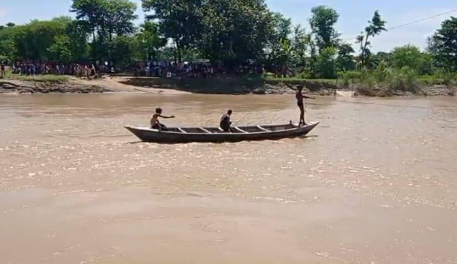 BREAKING: मुजफ्फरपुर में बच्चों से भरी नाव नदी में पलटी, खोजबीन जारी