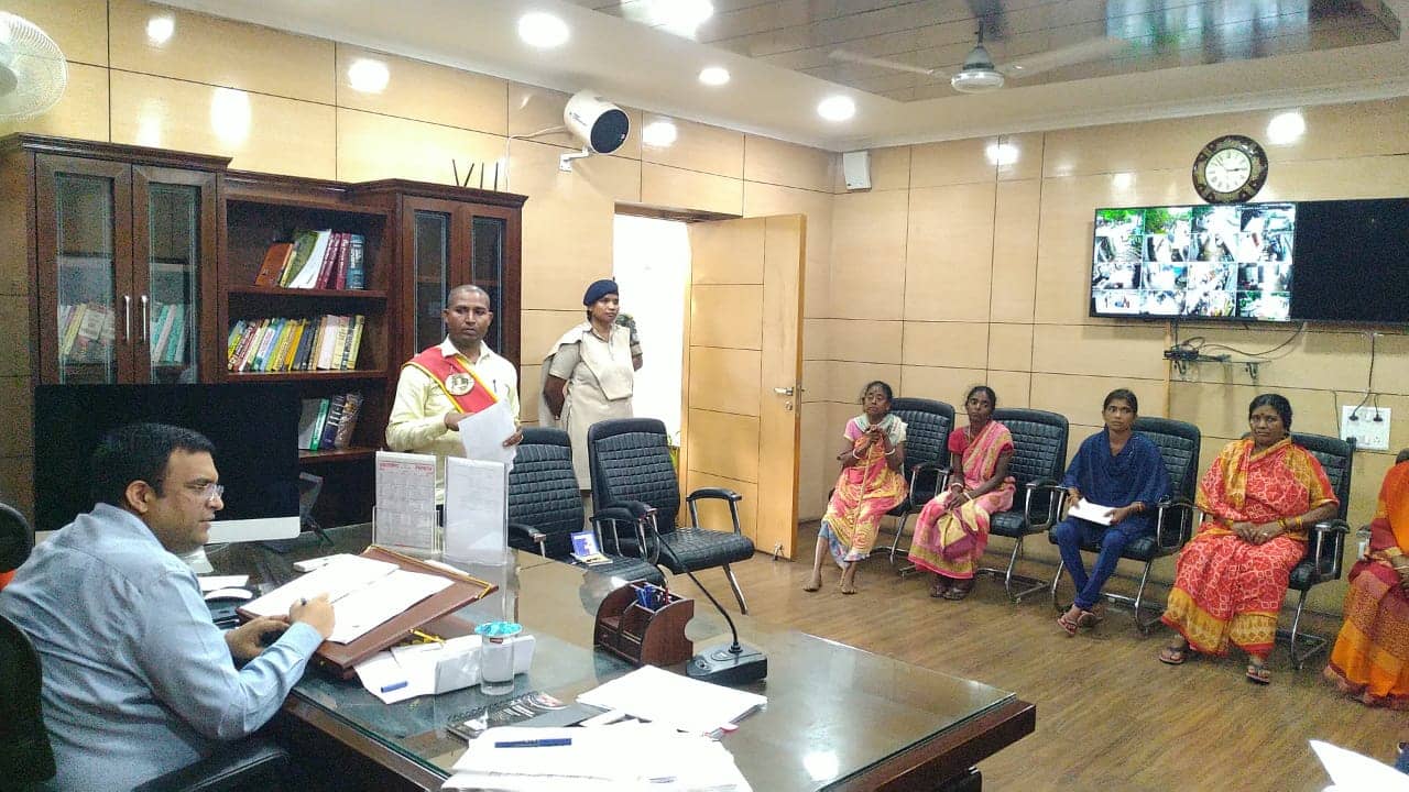 महिला की डीसी से गुहार -24 अगस्त से पति हैं "किडनैपरों" के कब्जे से ,जान बचवाइये  हुजूर 