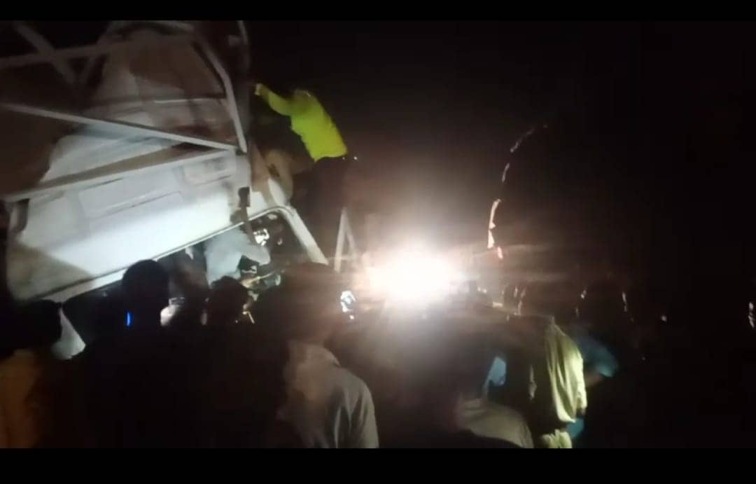 DHANBAD!!दहलने से बच गया बरवाअड्डा:टैंकर ने ट्रक को ठोका ,जानिए फिर क्या हुआ 