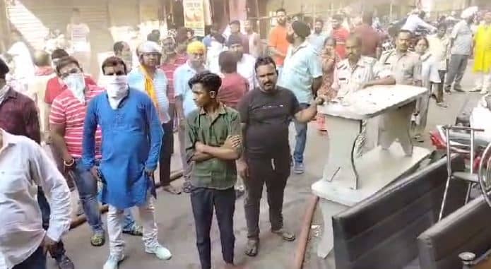 जमशेदपुर : रेस्टोरेंट में अचानक लगी आग, तेल में आग लगने की वजह से घटी घटना