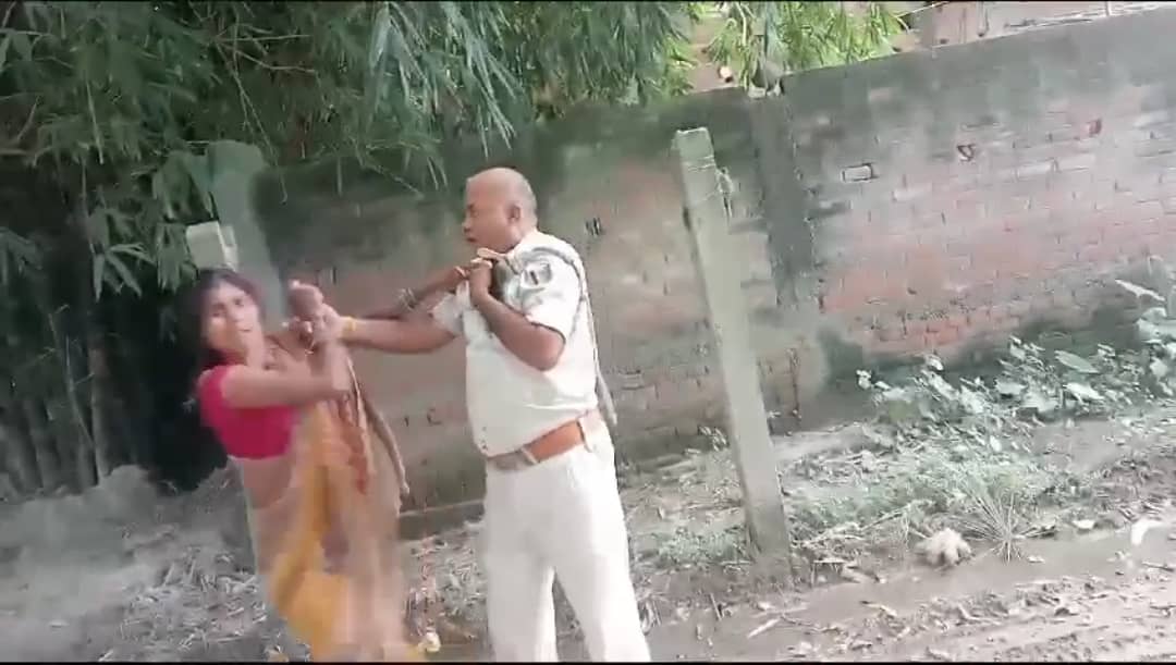 महिलाओं के आगे लाचार हुई बिहार पुलिस! आरोपी को पकड़ने गई पुलिस पर टूट पड़ी महिलाएं, पढ़ें विस्तार से