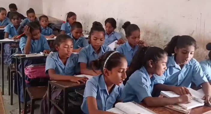 शिक्षण में सुधार के लिए सरकारी स्कूलों को गोद लेंगे अधिकारी, बच्चों को सिखाई जाएगी अलग-अलग एक्टिविटी