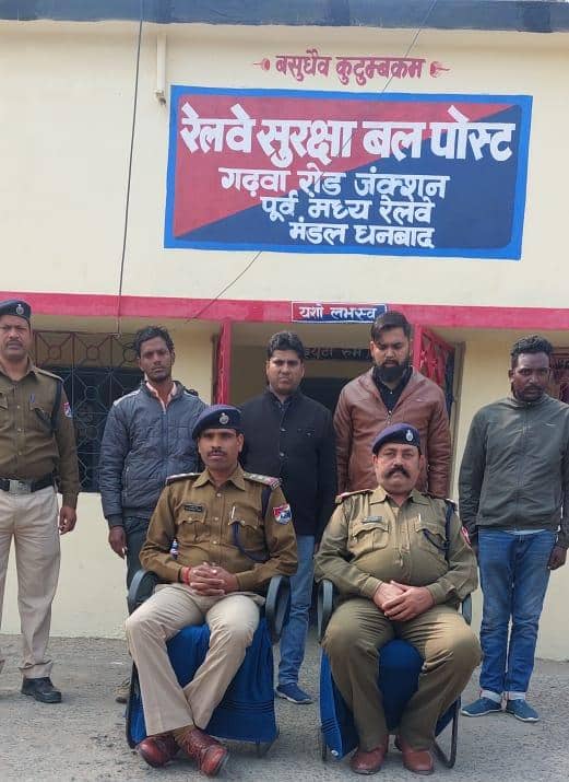 छूट गई ट्रेन तो यात्रियों ने काटा बवाल, फिर आरपीएफ ने ये किया