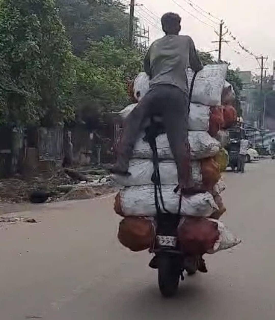 DHANBAD: कई थानों से गुजरती चोरी के कोयले से लदी बाइक का देखिये स्टंट  