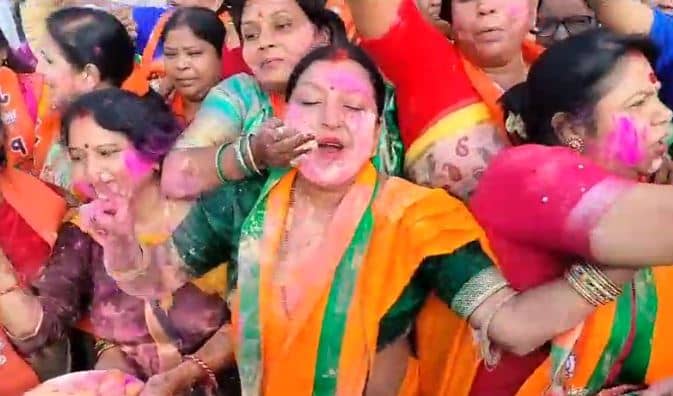 महिला आरक्षण बिल को मंजूरी मिलने पर झूम उठी महिलायें, पटाखों और अबीर से मनाया जश्न