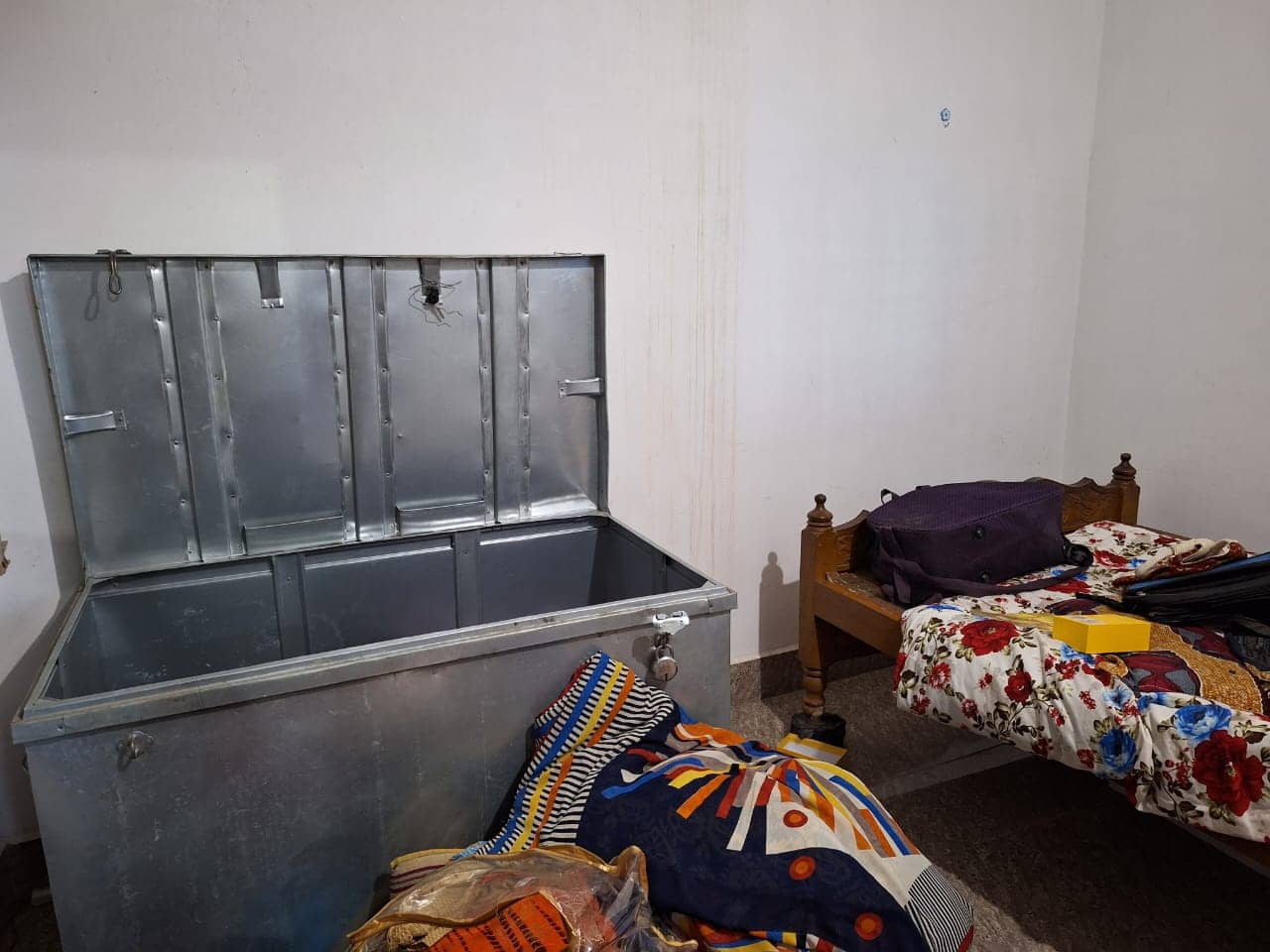 गिरिडिह: रातों-रात एक परिवार हुआ कंगाल, तीज मनाने गए थे पैतृक गांव और घर में हो गई चोरी 