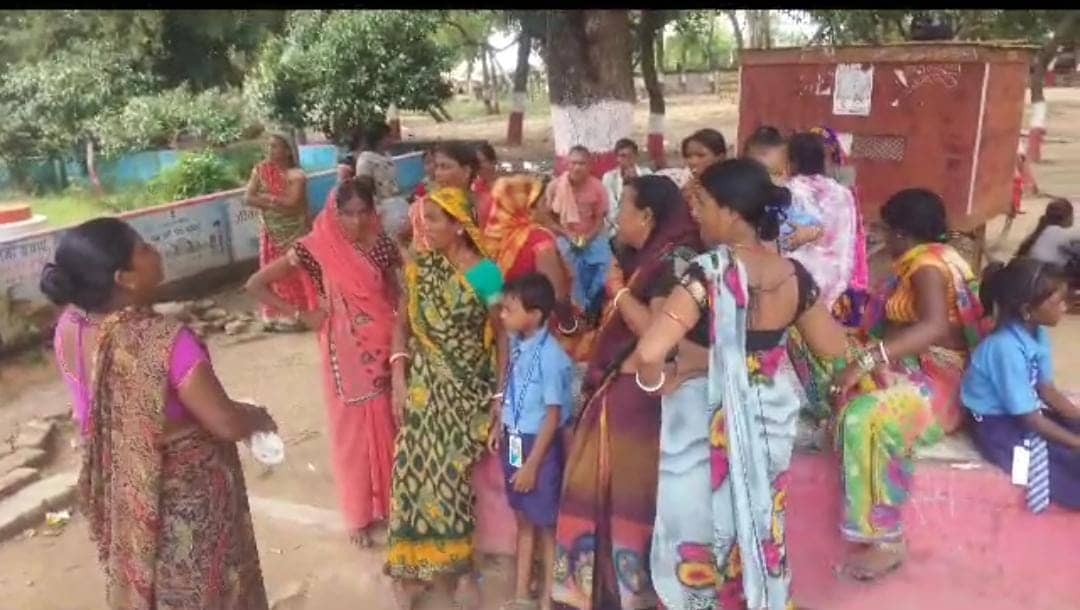 Nalanda:फाइलेरिया की दवा खाने से 20 से अधिक स्कूली बच्चे बीमार, आक्रोशित ग्रामीणों ने टीचर को बनाया बंधक