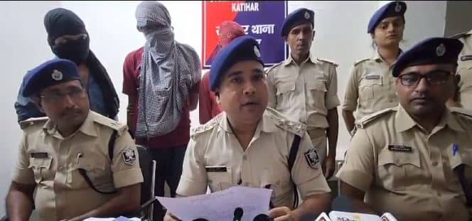 कटिहार: साइबर नेटवर्क के तीन शातिर अपराधी गिरफ्तार, 90 बैंकों के एटीएम सहित नकली कागजात बरामद