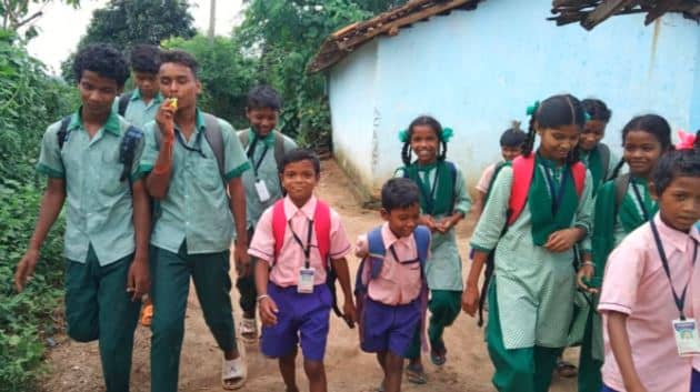 सिमडेगा में शिक्षा का अलख जगाने की अनोखी कवायद, गांव-मुहल्लों में स्कूली छात्र बजा रहें सिटी, जानिए आखिर क्यों