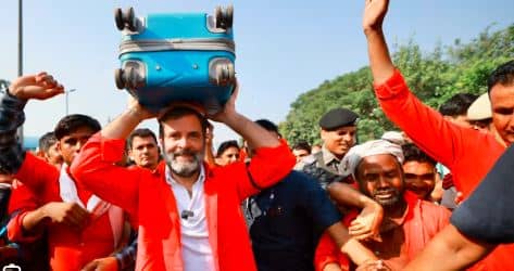 रेलवे स्टेशन पर कुली बनें राहुल गांधी, सर पर उठाया मुसाफिरों का सामान, जाना दुनिया के बोझ उठाने वालों का हाल