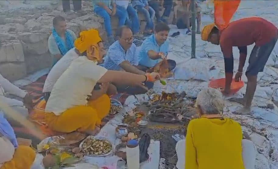 बगहा: प्रशासन से हारकर अब लोगों ने लिया भगवान का सहारा, नारायणी नदी के कहर से बचाव को लेकर की गई पूजा अर्चना 