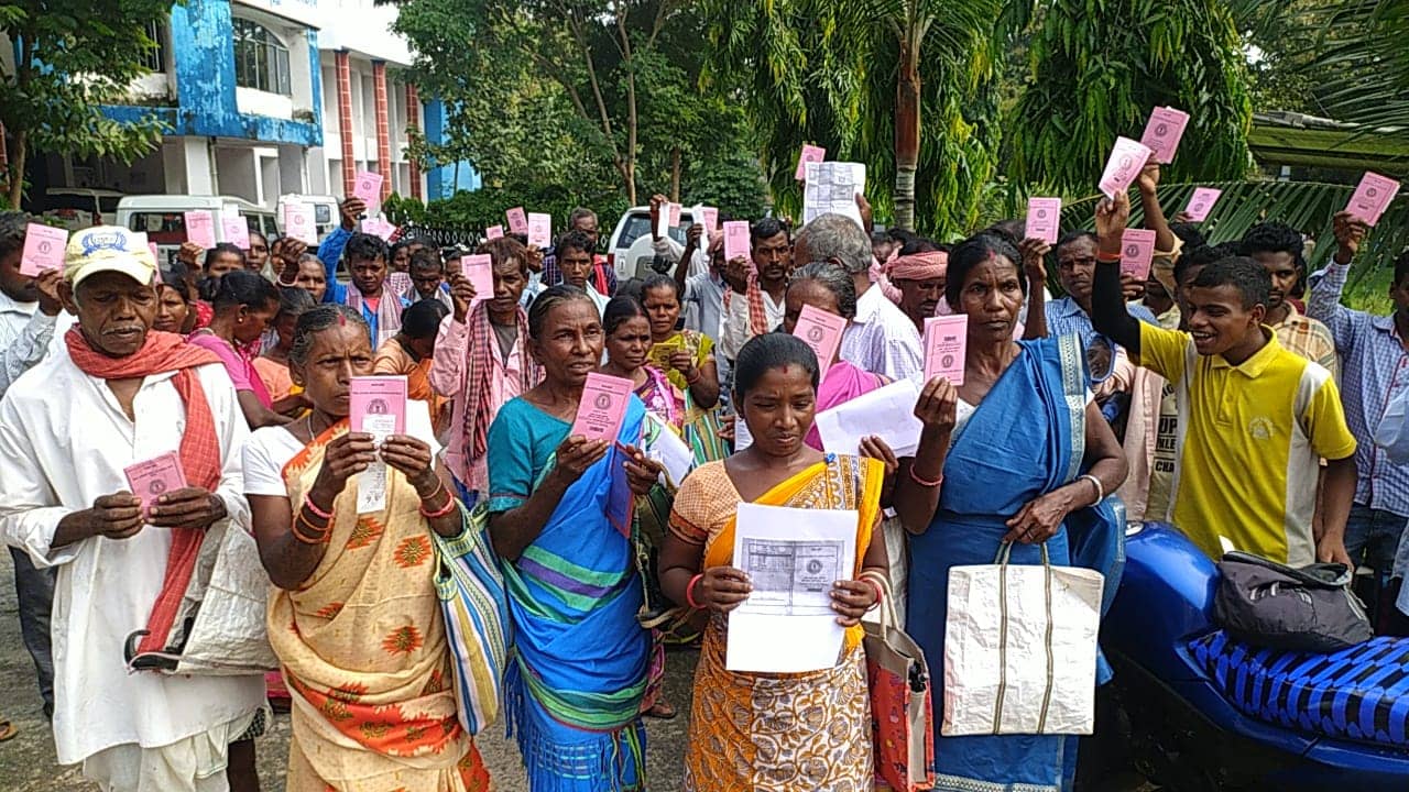 दुमका: राशन नहीं मिलने से ग्रामीणों में मचा हाहाकार, डीसी को ज्ञापन सौप लगाई कार्रवाई की गुहार