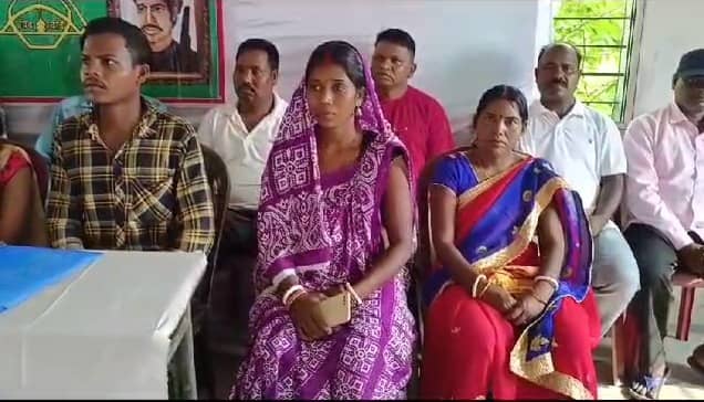 विधायक मंगल कालिंदी पर गांव वालों ने लगाया जमीन हड़पने का आरोप, पीड़ित परिवार इच्छा मृत्यु की कर रहे मांग