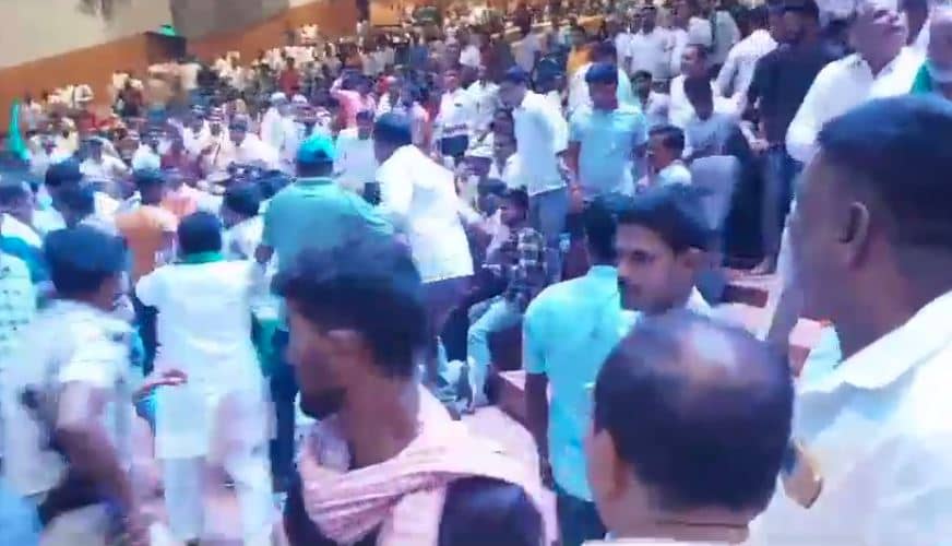 राजद के अतिपिछड़ा सम्मेलन में जमकर हुई मारपीट, मंच से कूदे राजद विधायक मनोज यादव, सभागार में मची अफरा-तफरी 