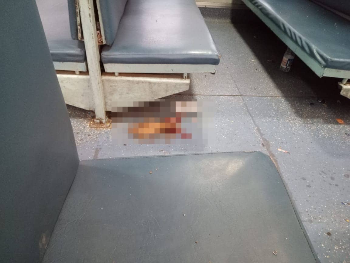 ट्रेन के जेनरल बोगी में मिला इंसानी हाथ का कटा पंजा, चारों तरफ पाए गए खून के धब्बे, जानिए मामला