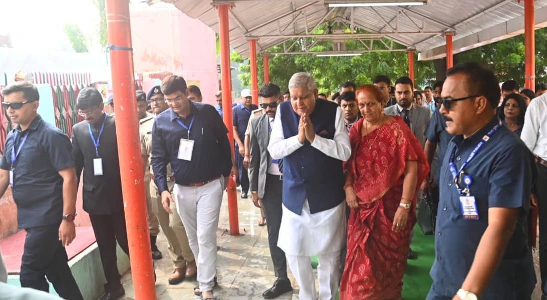 उपराष्ट्रपति जगदीप धनकर पत्नी संग पिंडदान तर्पण करने पहुंचे गया, अपने हाथों से कराया ब्राह्मण को भोजन