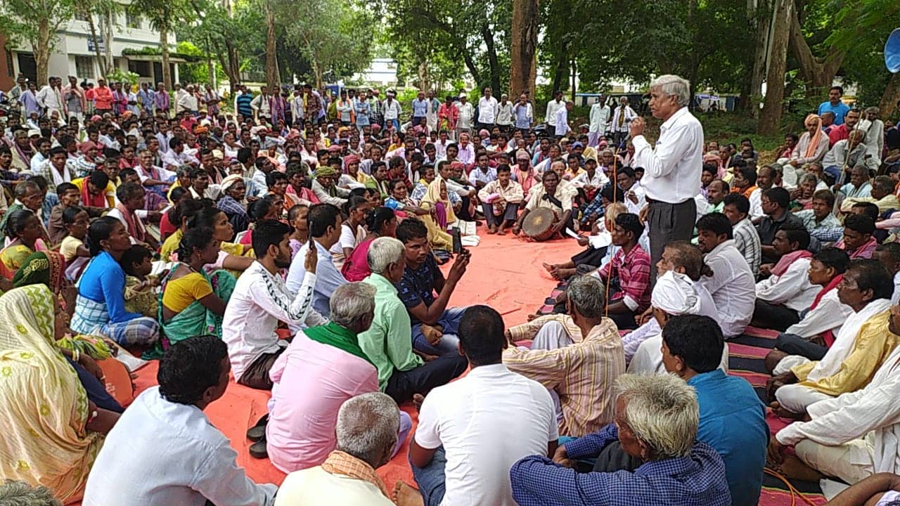 दुमका में ग्राम प्रधान माझी संगठन का एक दिवसीय धरना, डीसी को सौंपा 6 सूत्री मांग पत्र