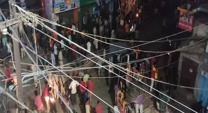 गणपति शोभा यात्रा के दौरान भीड़ में फेंका गया तेजाब, जुलूस रोक कर हमलावरों की गिरफ्तारी की मांग