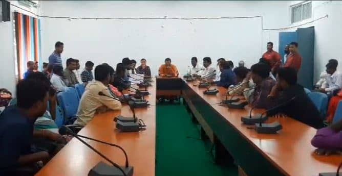 दुमका: बीजीआर कंपनी खोलना चाहती है कोल डंपिंग यार्ड, पंचायत प्रतिनिधियों और ग्राम प्रधानों की बैठक में नहीं बनीं बात  