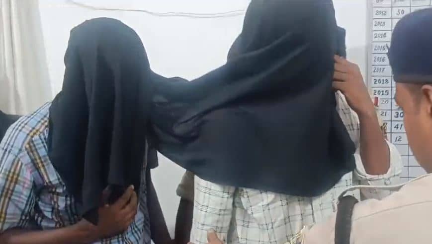 बिहार पुलिस सिपाही भर्ती परीक्षा में तीन परीक्षार्थी नकल करते गिरफ्तार,  इलेक्ट्रॉनिक डिवाइस भी बरामद