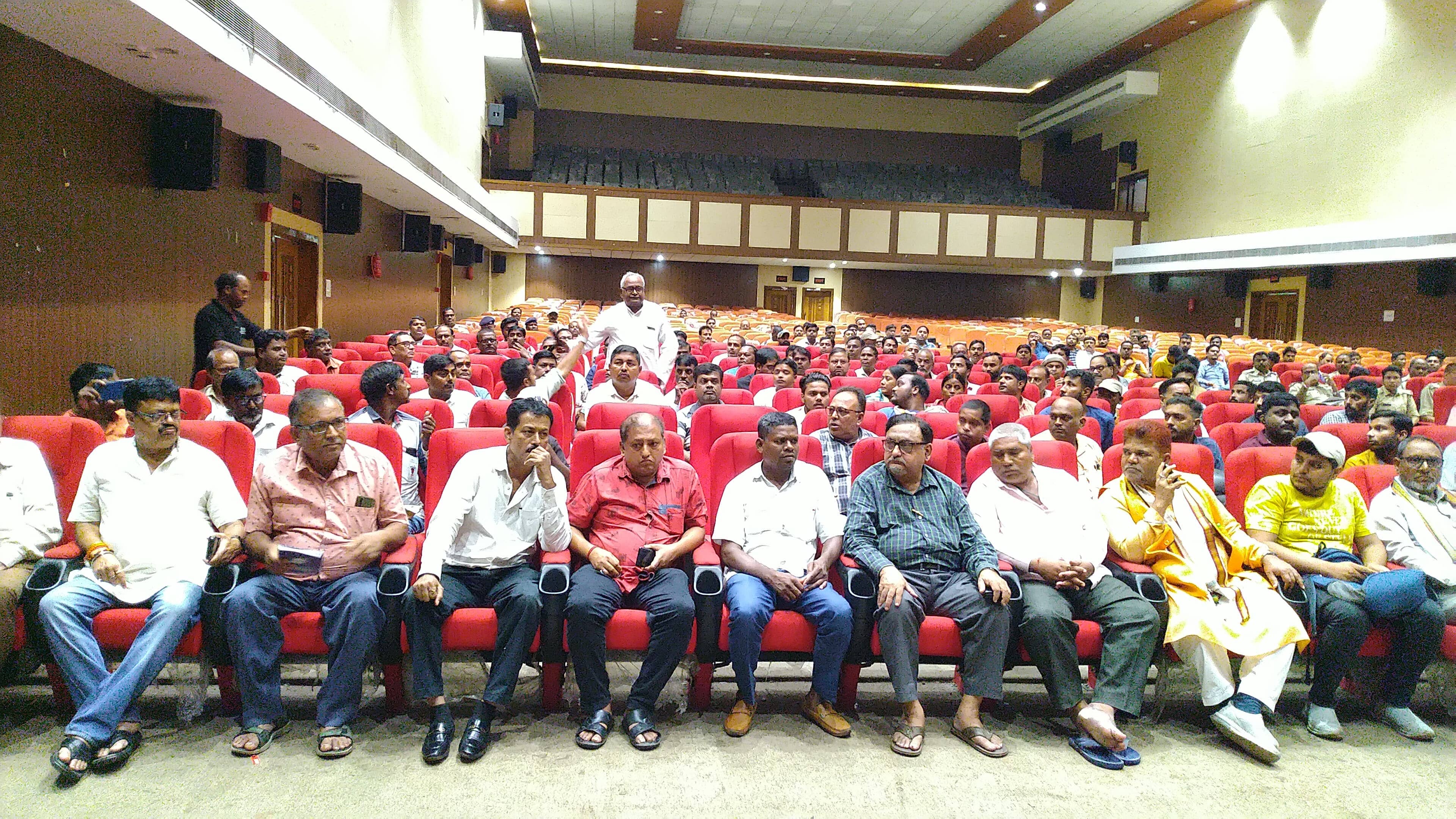 DURGA PUJA -पूजा आयोजकों के साथ बैठे जिला प्रशासन के अधिकारी ,सुनी परेशानी और दिए सुझाव 