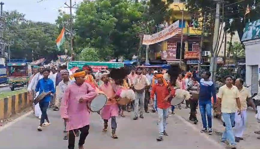 देवघर को अकाल क्षेत्र घोषित करने के लिए नागरिक मंच का अनोखा धरना प्रदर्शन, ढोल नगाड़ों के साथ निकाला जुलूस