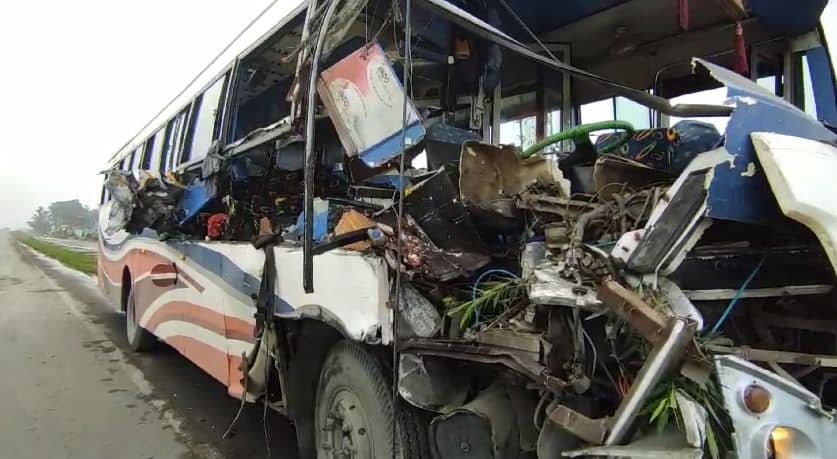 तीर्थ यात्रियों से भरी बस ट्रक से टकराई, एक महिला की मौत, 9 घायल