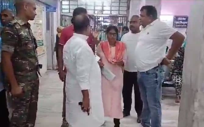 बिहार में JDU विधायक की दबंगई, हाथ में रिवाल्‍वर लेकर पहुंचे अस्‍पताल, ठोंक देने की दे डाली धमकी 