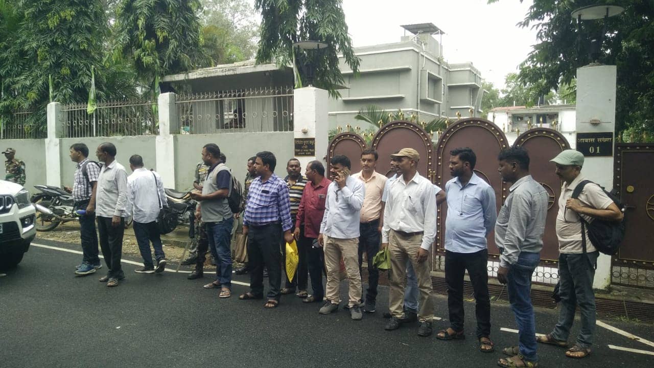 टेट पास पारा शिक्षकों का पारा हाई,मंत्री मिथलेश ठाकुर के आवास का किया घेराव,कहा- 15 नवंबर को पारा शिक्षक दिखाएंगे अपनी ताकत