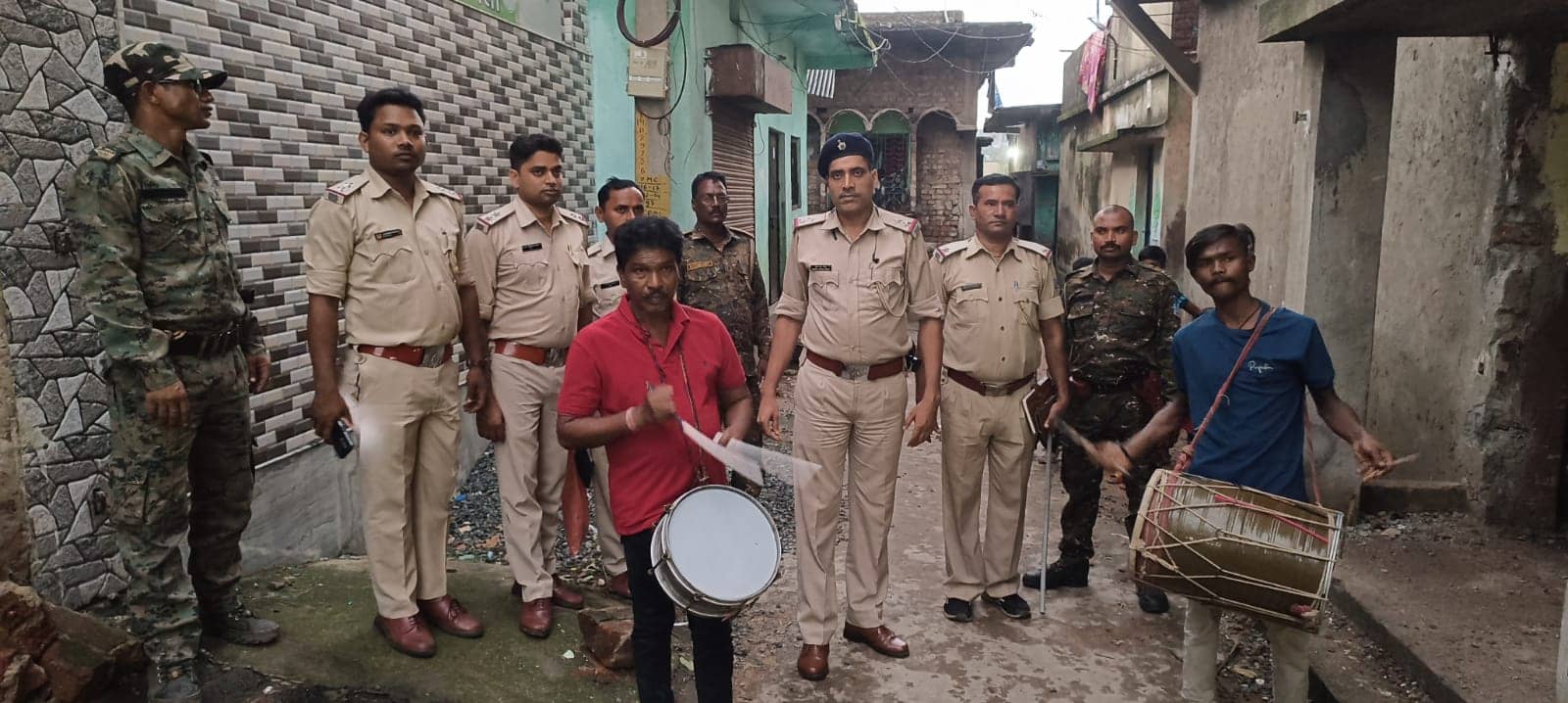 ढोल -नगाड़े के साथ पुलिस पहुंची प्रिंस खान और छोटू सिंह के घर, चिपकाया इश्तेहार