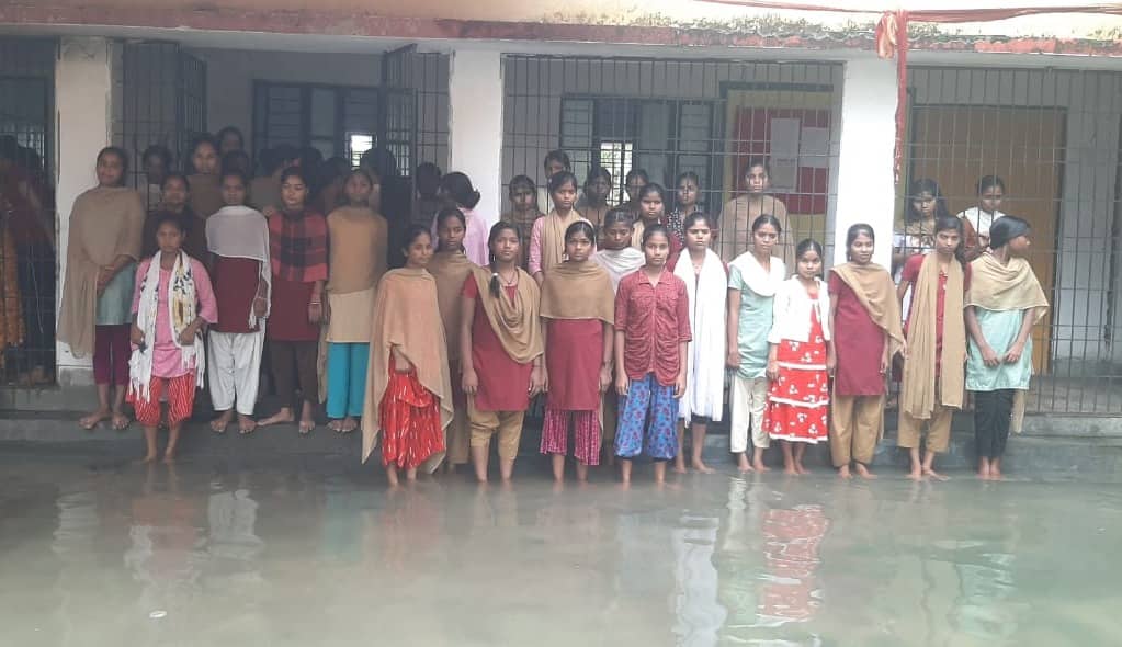 डेंगू के दहशत के बीच स्कूल में घुसा बारिश का पानी, कई छात्राएं हुईं बीमार