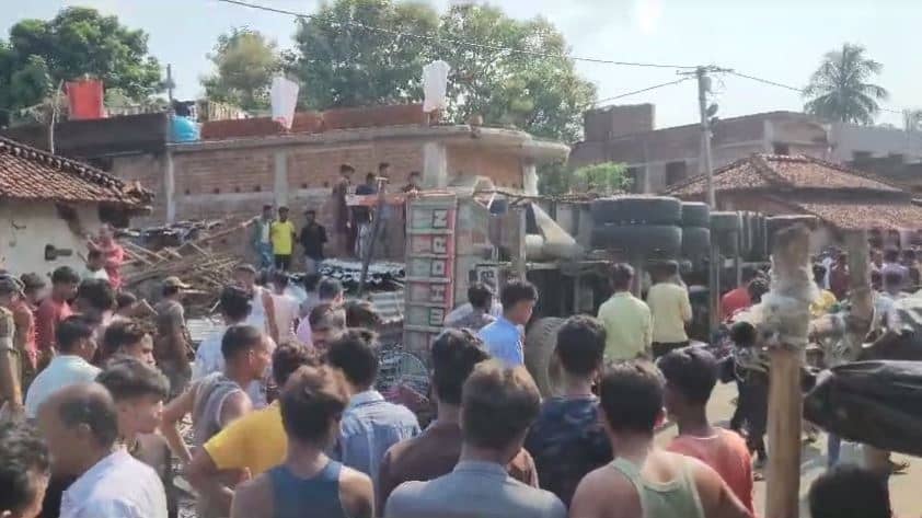 बेकाबू ट्रक ने सड़क किनारे खेल रहे तीन बच्चों को रौंदा, दो की मौत एक का अस्पताल में चल रहा इलाज
