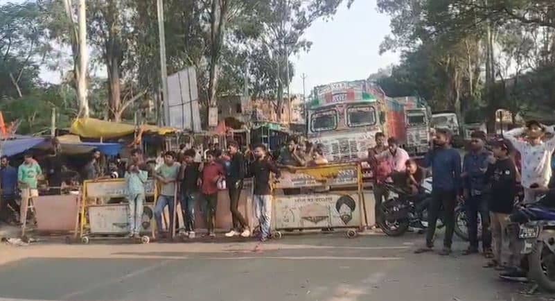 लातेहार: विद्यालय के समीप नाबालिग युवती का अपहरण, घंटों बाद भी नहीं मिला सुराग तो परिजनों ने किया सड़क जाम