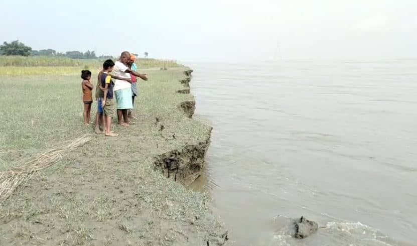 बगहा में एक बार फिर से गंडक नदी का रौद्र रूप, ग्रामीण प्रशासन से बचाव कार्य शुरू करने की कर रहे मांग 