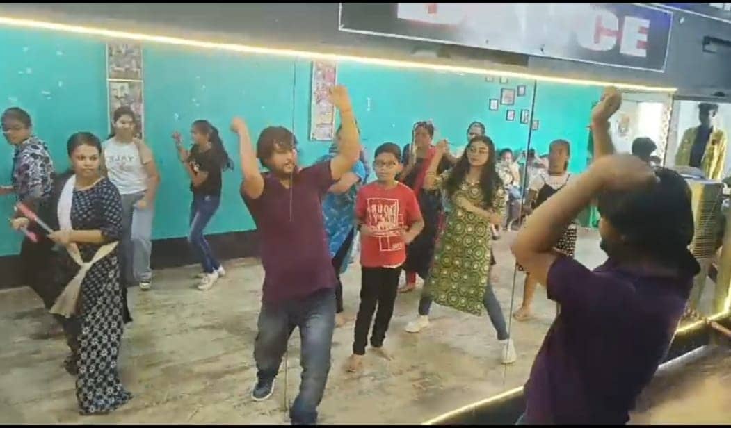 दुमका : दुर्गा पूजा को लेकर प्रशासनिक तैयारियां शुरू, शहर में फ्री डांडिया क्लास का आयोजन 