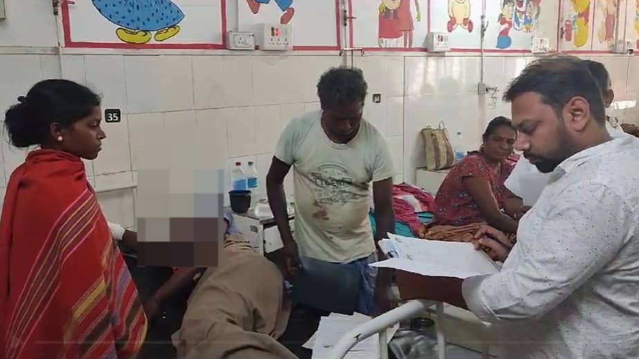 दुमका : अज्ञात अपराधियों ने युवक को मारी गोली, गंभीर हालत में चल रहा इलाज