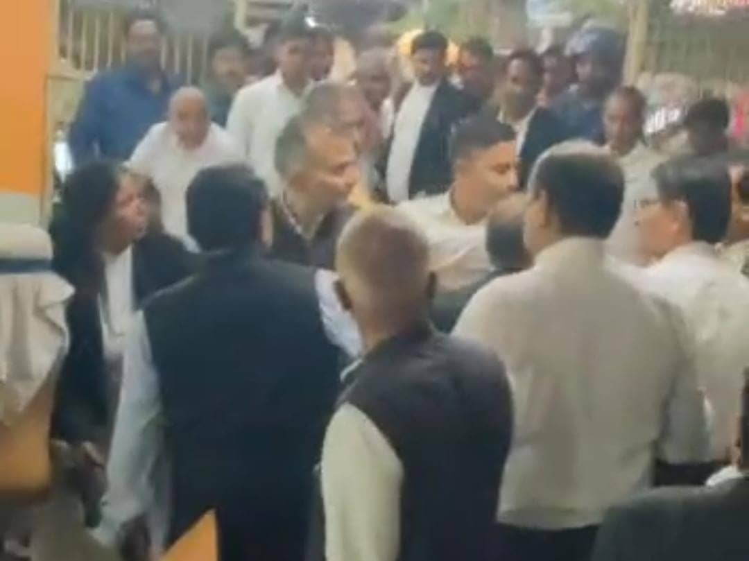 समस्तीपुर: जंग का मैदान बना कोर्ट परिसर! महिला वकील के साथ भिड़े दूसरे वकील