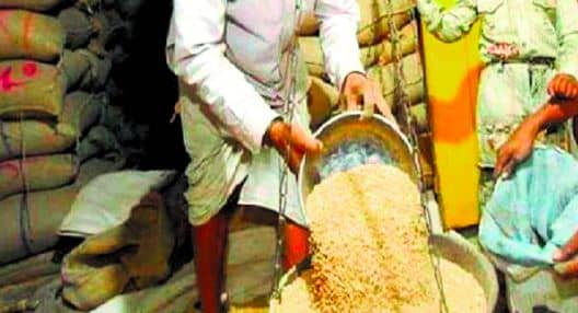 गरीबों के निवाले पर डिलरों का डाका ! अंगूठा लगवाकर नहीं देते आनाज, कार्डधारियों को देते हैं धमकी